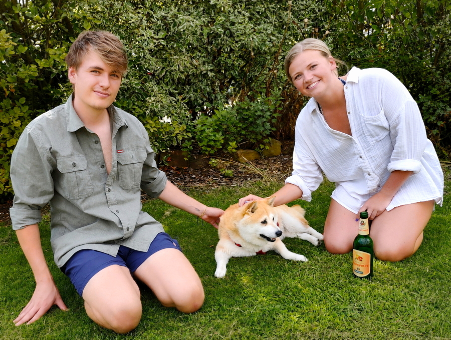 Fiene mit freundlichem Besuch im Garten