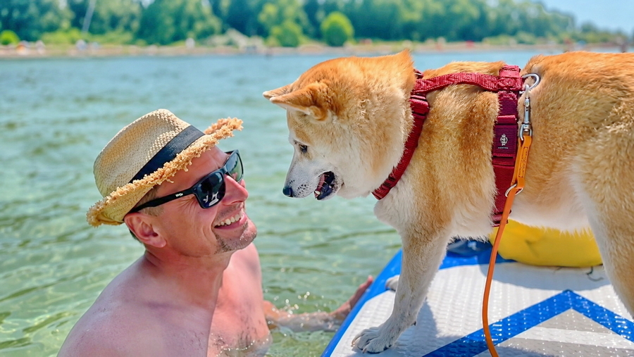 Fiene und ihr Mensch bei einer sommerlichen Tour auf dem Wasser